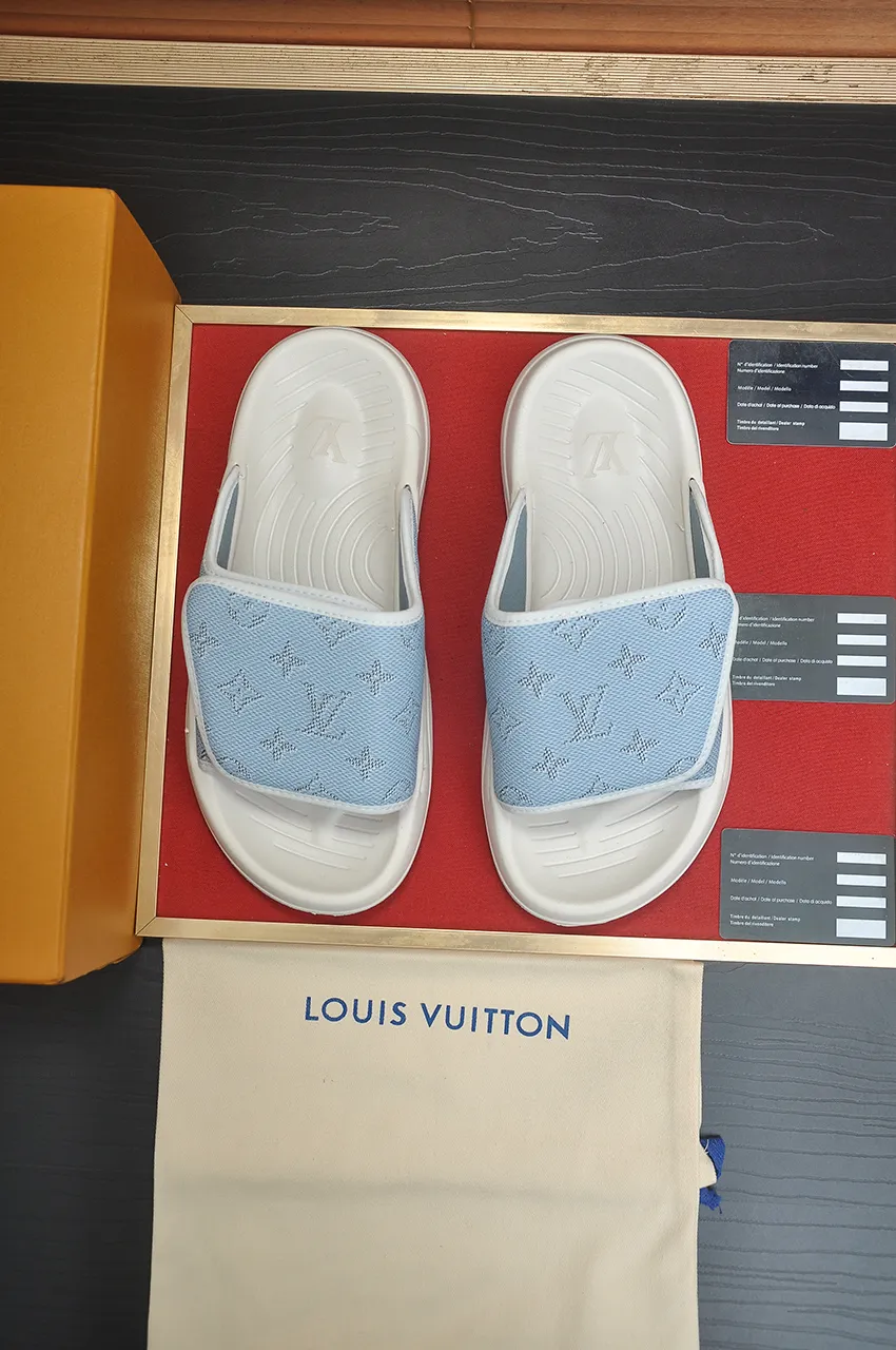 Men's men's shoes 💰340💶 [Louis Vuitton LV slippers] (high-end cowhide) counter 1:1 fashion style, a must-have for summer! The designer used LV’s iconic outsole. The original simple slippers instantly become fashionable! The upper is made of flexible special cowhide leather straps alternately, and the workmanship is exquisite! A must-have for stylish men in summer, size 38-45 (45 customized)